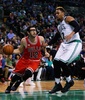 15-16NBA、ボストン・セルティックス対シカゴ・ブルズ。ボストン・セルティックスのジャレッド・サリンジャー（右）にドライブを仕掛けるシカゴ・ブルズのカーク・ハインリック（2015年12月9日撮影）。(c)AFP/Getty Images/Maddie Meyer