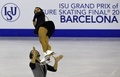 15-16フィギュアスケート、グランプリ（GP）ファイナル、ペア・ショートプログラム（SP）。演技に臨むクセニヤ・ストルボワ/ヒョードル・クリモフ組（2015年12月10日撮影）。(c)AFP/LLUIS GENE