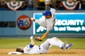 15MLBプレーオフ、ナ・リーグ地区シリーズ（5回戦制）、ロサンゼルス・ドジャース対ニューヨーク・メッツ。スライディングを仕掛けたロサンゼルス・ドジャースのチェイス・アトリーと接触し、空中で体勢を崩すニューヨーク・メッツのルーベン・テハダ（2015年10月10日撮影）。(c)AFP/Getty Images/Sean M. Haffey