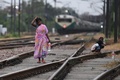 インド、ニューデリーにある鉄道駅の近くで、屋外排せつ場所となっている区域の線路上を歩く女性（2019年9月27日撮影）。(c)Prakash SINGH / AFP