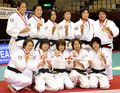 2008世界柔道団体選手権大会・女子決勝を制し、メダルを手にポーズをとる日本の選手たち。（2008年10月5日撮影）(c)AFP/Kazuhiro NOGI
