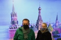 ロシア・モスクワにあるシェレメチェボ国際空港に妻ユリアさん（右）と共に到着した、同国の野党勢力指導者アレクセイ・ナワリヌイ氏（左、2021年1月17日撮影）。(c)Kirill KUDRYAVTSEV / AFP
