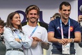 パリ五輪、7人制ラグビー男子決勝、フランス対フィジー。試合を観戦に訪れたサッカーフランス代表のアントワーヌ・グリーズマン（中央、2024年7月27日撮影）。(c)Thibaud MORITZ/ AFP