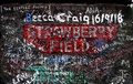 ビートルズの楽曲「ストロベリー・フィールズ・フォーエバー」のモチーフとなった英リバプールにある元孤児院の入り口にファンが書き残したグラフィティ（2019年9月18日撮影）。(c)Paul ELLIS / AFP