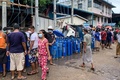 ミャンマー・ヤンゴンで、酸素ボンベの充填を待つ人々（2021年7月11日撮影）。(c)Ye Aung THU / AFP