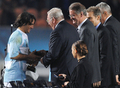 国際ラグビー評議会（The International Rugby Board：%%IRB%%）のシド・ミラー（%%Syd Millar%%）会長（中央）からトロフィーを受け取るアルゼンチンの主将アグスティン・ピチョット（%%Agustin Pichot%%、左）。(c)AFP/MARTIN BUREAU