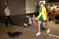 東京五輪出場後の14日間の隔離期間を終え、空港で犬を連れる競泳女子金メダリストのカイリー・マッケオン（2021年8月17日撮影）。(c)Patrick HAMILTON/ AFP
