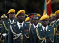 ジンバブエの首都ハラレ（Harare）で行われた大統領就任式で、護衛に付き添われるロバート・ムガベ（Robert Mugabe）大統領（2008年6月29日撮影）。(c)AFP/Alexander Joe
