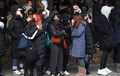 韓国ソウルの病院で行われた男性アイドルグループ「SHINee（シャイニー）」のキム・ジョンヒョンさんの告別式で、出棺を見守るファンら（2017年12月21日撮影）。(c)AFP PHOTO / JUNG Yeon-Je