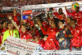 サッカーリベルタドーレス杯2010（Copa Libertadores de America 2010）は18日、決勝の第2戦がブラジルのポルトアレグレ（Porto Alegre）で行われ、インテルナシオナウ（Internacional、ブラジル）がCDグアダラハラ（Club Deportivo Guadalajara、メキシコ）を3-2で下し、2試合合計5-3で2度目の優勝を果たした。写真は優勝し、喜ぶインテルナシオナウの選手たち。（2010年8月18日撮影）(c)AFP/JEFFERSON BERNARDES