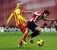 13-14スペイン1部リーグ第15節、アスレティック・ビルバオ（Athletic Bilbao）対FCバルセロナ（FC Barcelona）。FCバルセロナのアンドレス・イニエスタ（Andres Iniesta、左）とボールを競るアスレティック・ビルバオのマルケル・スサエタ（Markel Susaeta、2013年12月1日撮影）。(c)AFP/RAFA RIVAS