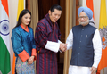 ブータンのジグミ・ケサル・ナムゲル・ワンチュク（Jigme Khesar Namgyel Wangchuck）国王（31）とジェツン・ペマ（Jetsun Pema）王妃（21）は24日、挙式後初の外遊でインドを公式訪問した。

国王夫妻はニューデリー（New Delhi）で、マンモハン・シン（Manmohan Singh）首相と会談。その後、プラティバ・パティル（Pratibha Patil）大統領との夕食会に臨み、数々の歴史的建築物で知られる西部ラジャスタン（Rajasthan）に列車で向かった。

インドは人道物資や水力発電所建設、軍事訓練などでブータンを援助しており、ブータンとは緊密な関係にある。

写真は、シン首相（右）と握手をかわすワンチュク国王（中央）を見守るジェツン・ペマ王妃（2011年10月24日撮影）。(c)AFP/  Prakash SINGH