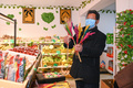 住宅の近くに設置された店で正月を祝う物品を買う人（2020年2月17日撮影）。(c)CNS