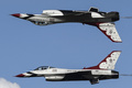 コロンビア・アンティオキア州リオネグロで行われたコロンビア空軍創設100周年記念式典で、華麗な技を披露する米空軍のアクロバット飛行チーム「サンダーバーズ」（2019年7月13日撮影）。(c)JOAQUIN SARMIENTO / AFP