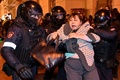 ロシアの首都モスクワで、ウラジーミル・プーチン大統領が発表した部分的動員令に反対するデモが呼び掛けられた後、警察に拘束される人（2022年9月21日撮影）。(c)Alexander NEMENOV / AFP 