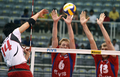 スパイクをブロックされる日本の福沢達哉（%%Tatsuya Fukuzawa%%、左）。（2008年7月24日撮影）(c)AFP/VANDERLEI ALMEIDA