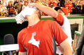 10MLB、ワシントン・ナショナルズ対ピッツバーグ・パイレーツ。7回を投げて4安打、2失点、14三振で米大リーグ初勝利を飾り、ジョン・ラナン（%%John Lannan%%）から祝福されるワシントン・ナショナルズのスティーブン・ストラスバーグ（左）。（2010年6月8日撮影）(c)AFP/Getty Images/Greg Fiume
