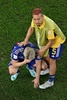 サッカーW杯カタール大会、決勝トーナメント1回戦、日本対クロアチア。試合に敗れ、悔しがる浅野拓磨（左）と長友佑都（2022年12月5日撮影）。(c)Anne-Christine POUJOULAT / AFP