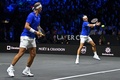 男子テニスの欧州チームとワールドチームの対抗戦、レーバー・カップ初日。リターンを打つ欧州チームのロジャー・フェデラー（右、2022年9月24日撮影）。(c)Glyn KIRK / AFP