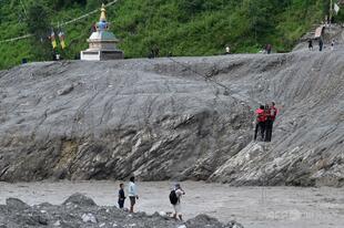 ネパール大洪水 軍設置の「仮設ジップライン」が命綱に