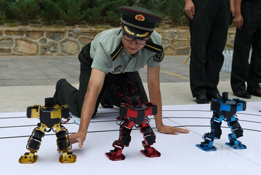 中国人民解放軍、踊るロボットを公開 写真4枚 国際ニュース：AFPBB News