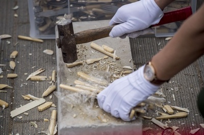 中国で象牙製品600キロを粉砕、違法売買のイメージ払しょくへ