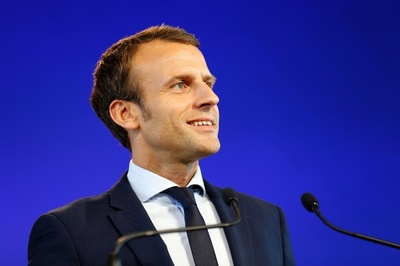 マクロン仏経済相が辞任 大統領選出馬か 「変革」への決意宣言