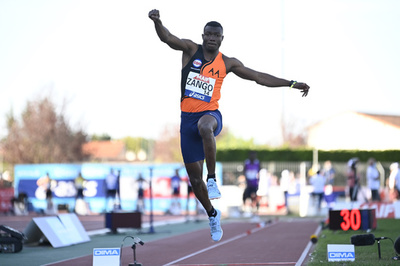 ザンゴが男子三段跳び室内世界新、コーチの記録更新