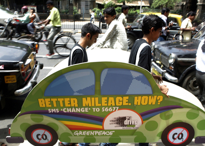 究極のエコカー？ 厚紙の車で環境保護をアピール