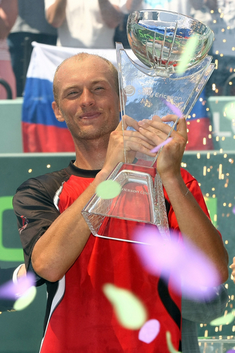ダビデンコ ナダルを破りATPツアー12度目の優勝