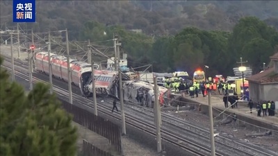 スペイン政府 高速鉄道脱線衝突事故の調査は依然として情報収集中