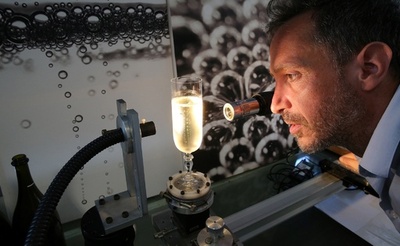 ぬるいシャンパン、開けると「青い雲」が出現 研究