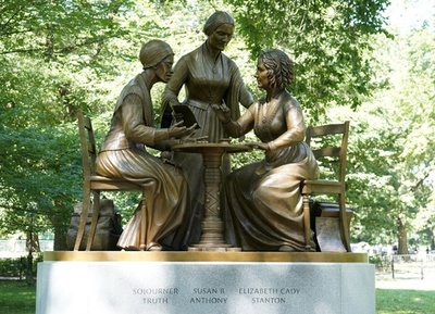 米NYセントラルパークに初の女性銅像 権利活動家の3人