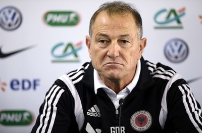 アルバニア代表監督、UEFAの処分は「間違っている」