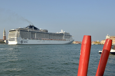 クルーズ運航2社がチュニス寄港を中止、博物館襲撃で乗客犠牲