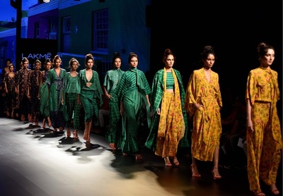 インドでファッションウィーク、地元デザイナーらが新作