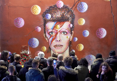 デヴィッド・ボウイさん死去、大物スターや政府が次々追悼