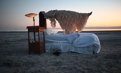 ふわりと宙に 湖畔でパフォーマンスアート 米ビエンナーレ