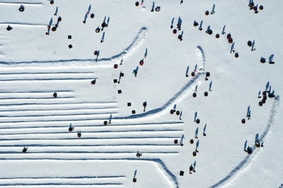 【今日の1枚】水玉と直線、雪の上の抽象画 中国