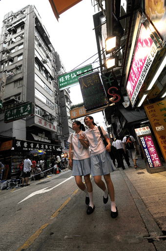 繁華街にビルから酸入りボトル、24人負傷　香港