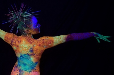 テーマは「世界の異文化」 コロンビアでボディーペインティング