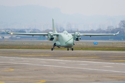 世界初のハイブリッド無人輸送機が初飛行に成功