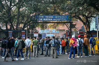 ヒンズー教大祭向かう列車に乗客殺到、18人死亡 インド