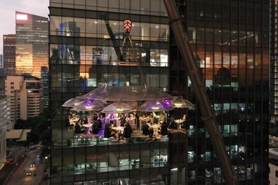 【今日の1枚】天上人のディナー？ 空中レストランで景色も堪能