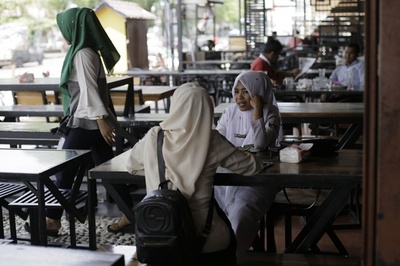 飲食店での未婚男女の同席禁止、おひとりさま女性の夜間外食も不可 インドネシア