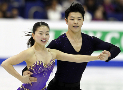 ヴァーチュー/モイア組がアイスダンスSDで首位、世界フィギュア