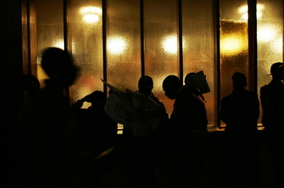 ジンバブエ大統領選、与党は決選投票態勢へ