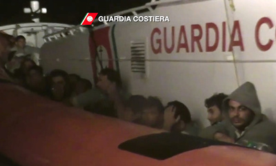 アフリカ難民500人乗った船で火事、92人死亡 イタリア沖