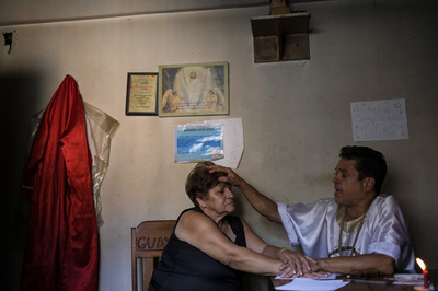 信仰治療院や薬草販売、かつてない盛況ぶり 経済危機のベネズエラ