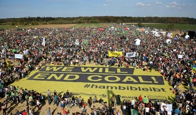 「ハンバッハの森は残る！」 歓喜の大集会 独裁判所 炭鉱拡張の伐採を差し止め